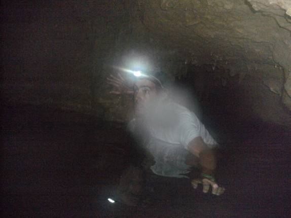 Enfrentando trecho alagado da Cueva de la Vaca, em San Gil, na Colômbia